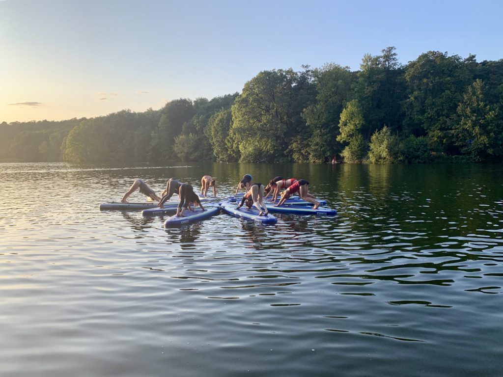 SUP Yoga Stand Up Paddling Berlin Schlachtensee lahari Yoga Anika Haselhoff Gruppe