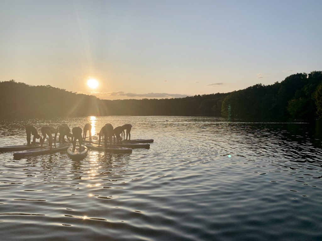 SUP Yoga Stand Up Paddling Berlin Schlachtensee lahari Yoga Anika Haselhoff Sonnenuntergang