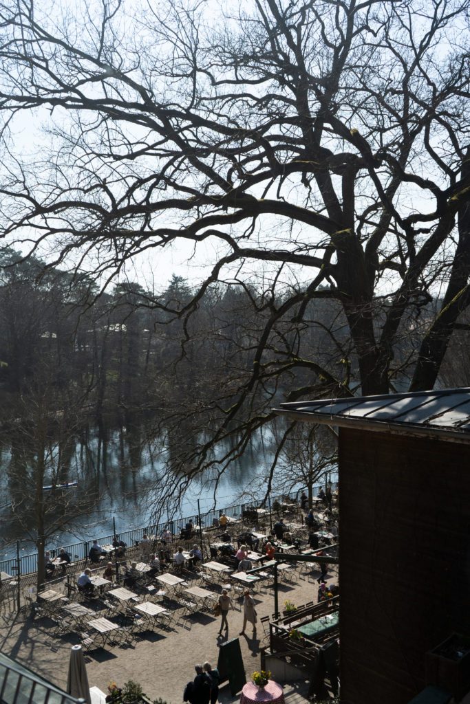 Alte Fischerhütte Schlachtensee Blick auf Biergarten